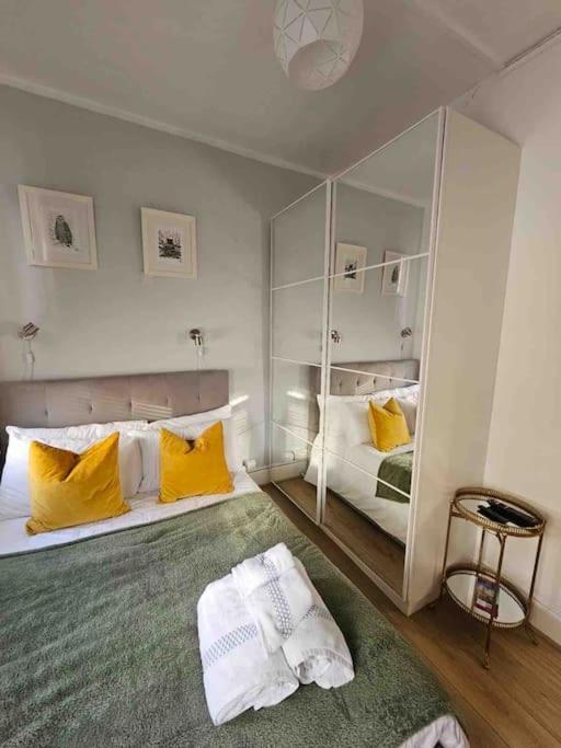 Beautiful And Spacious Flat Londra Esterno foto