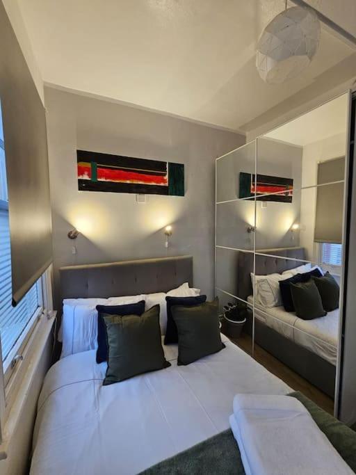 Beautiful And Spacious Flat Londra Esterno foto