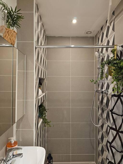 Beautiful And Spacious Flat Londra Esterno foto