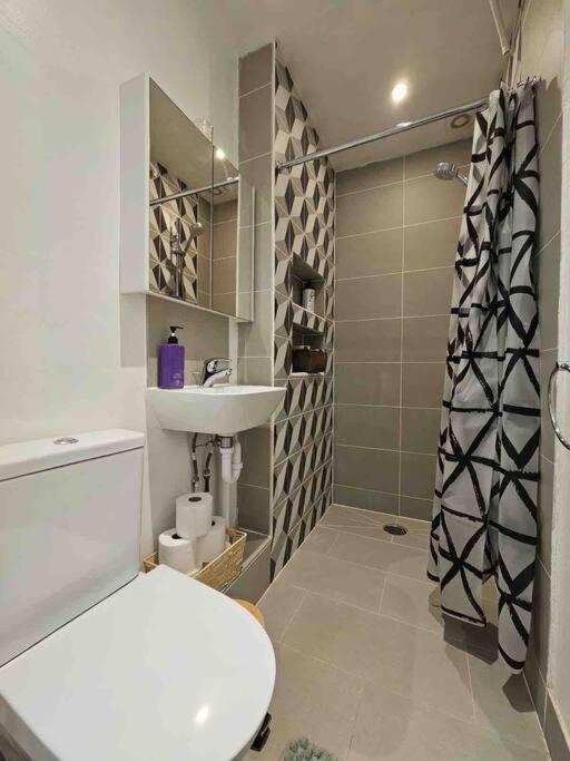 Beautiful And Spacious Flat Londra Esterno foto